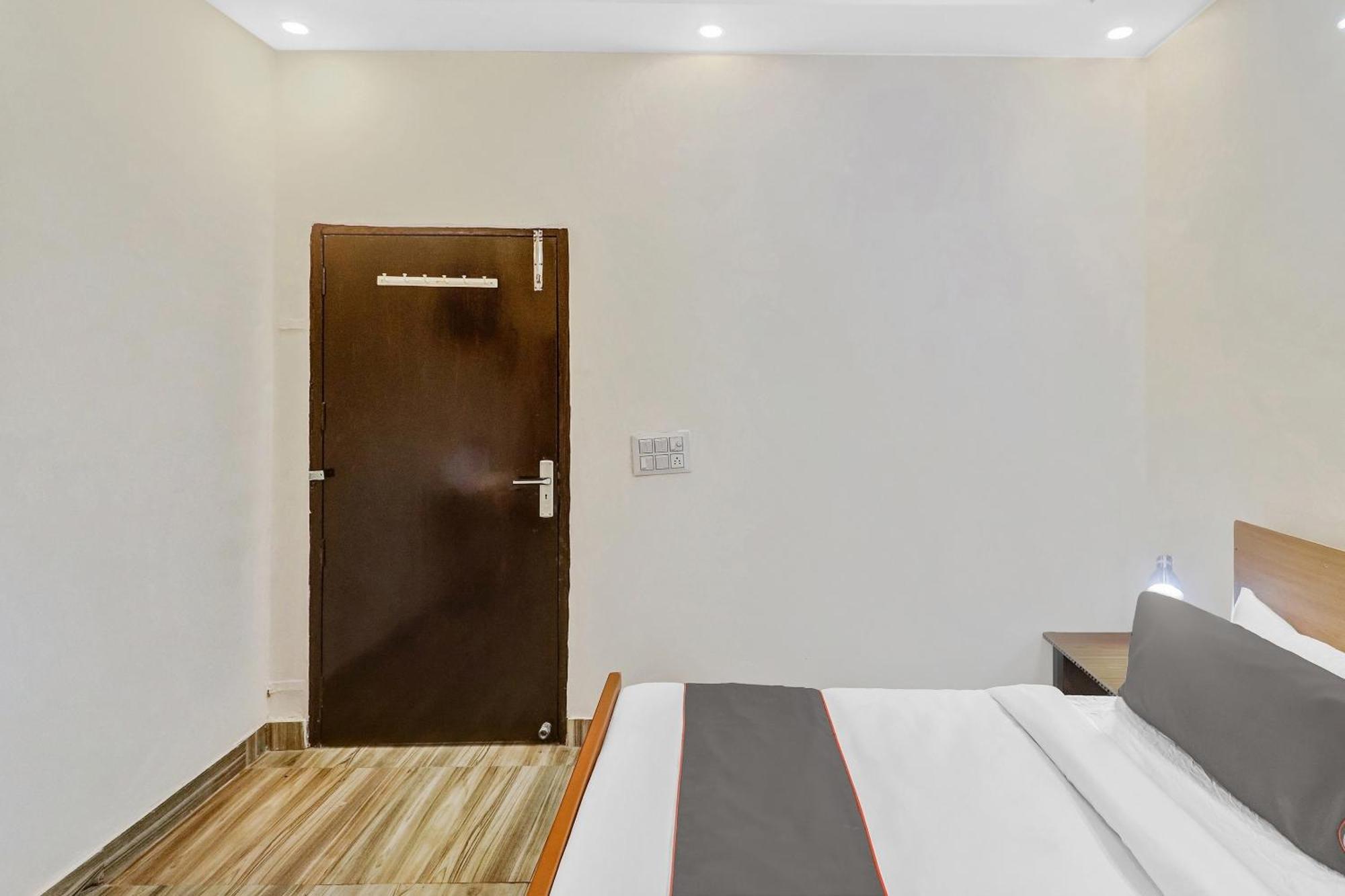 Super Capital O Moody Inn Делхи Екстериор снимка