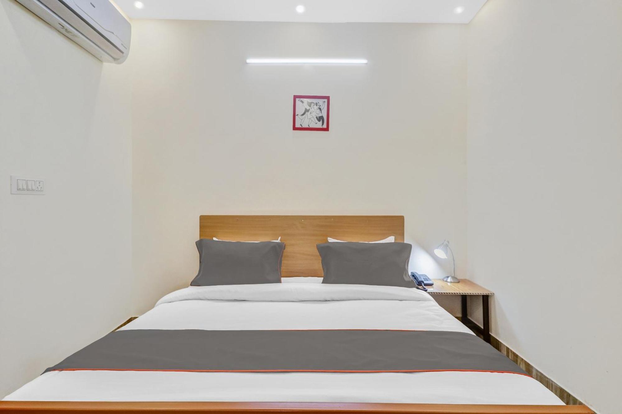 Super Capital O Moody Inn Делхи Екстериор снимка