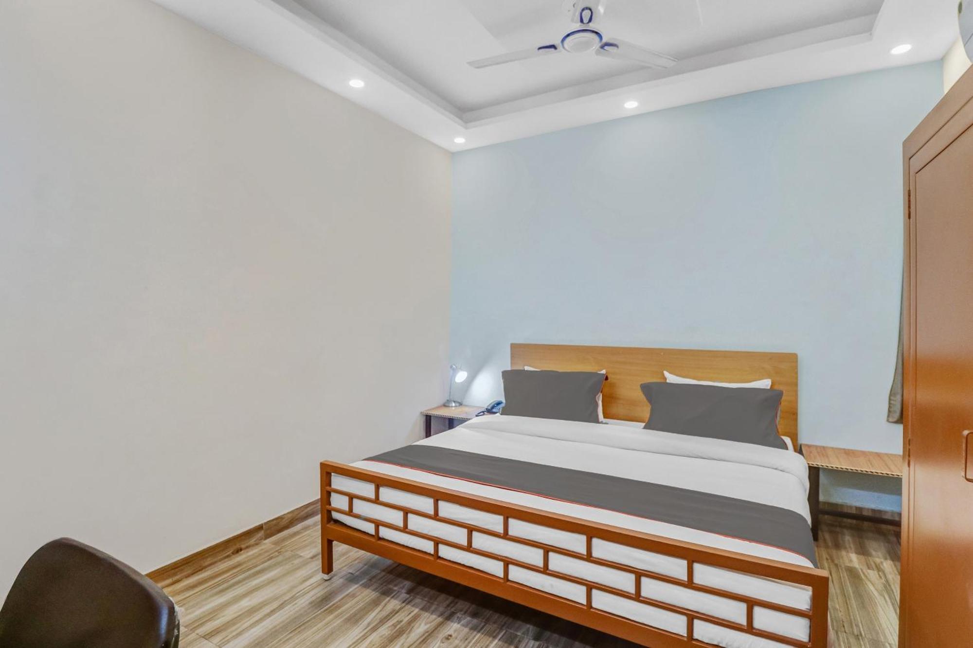Super Capital O Moody Inn Делхи Екстериор снимка