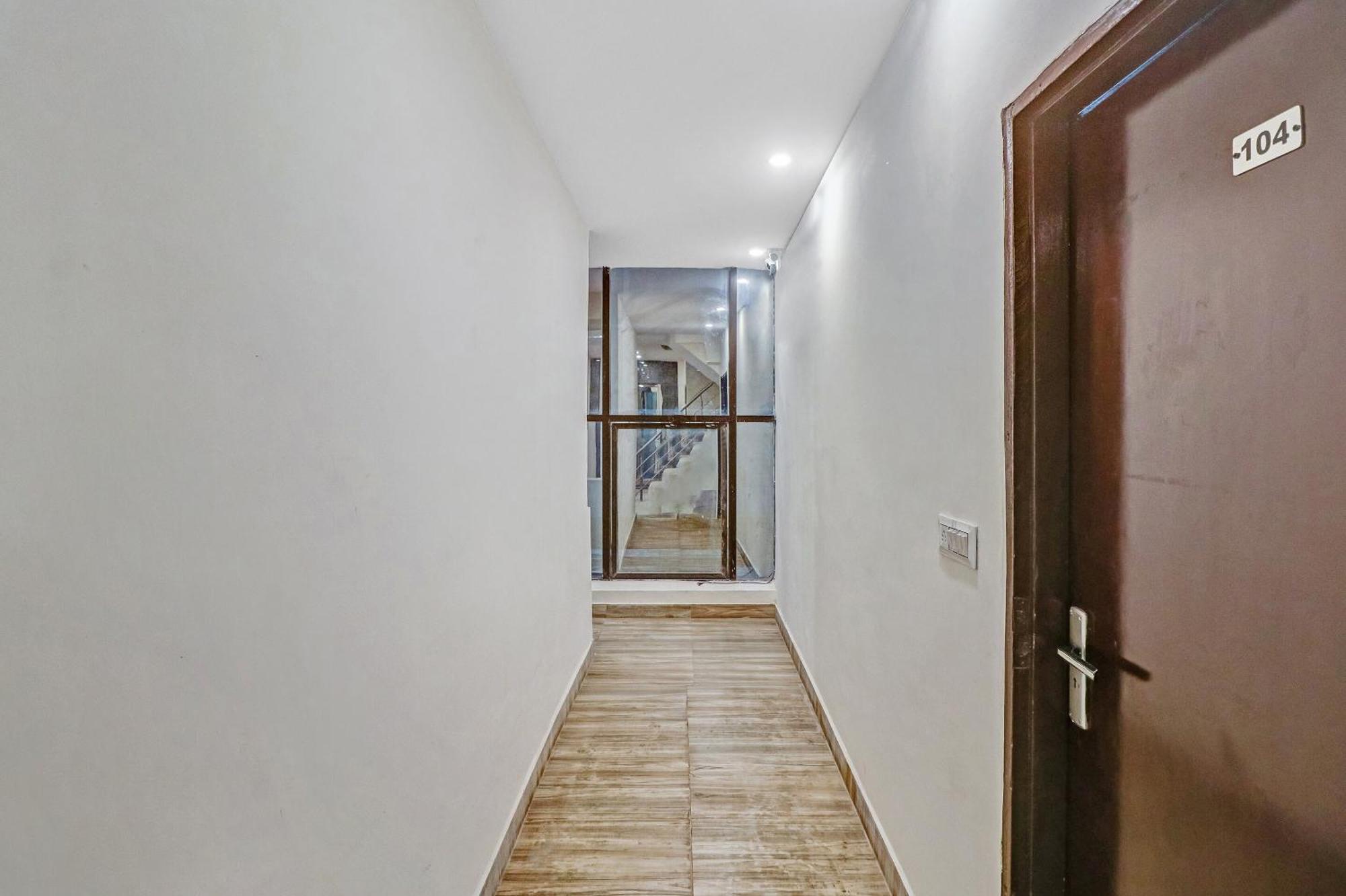 Super Capital O Moody Inn Делхи Екстериор снимка