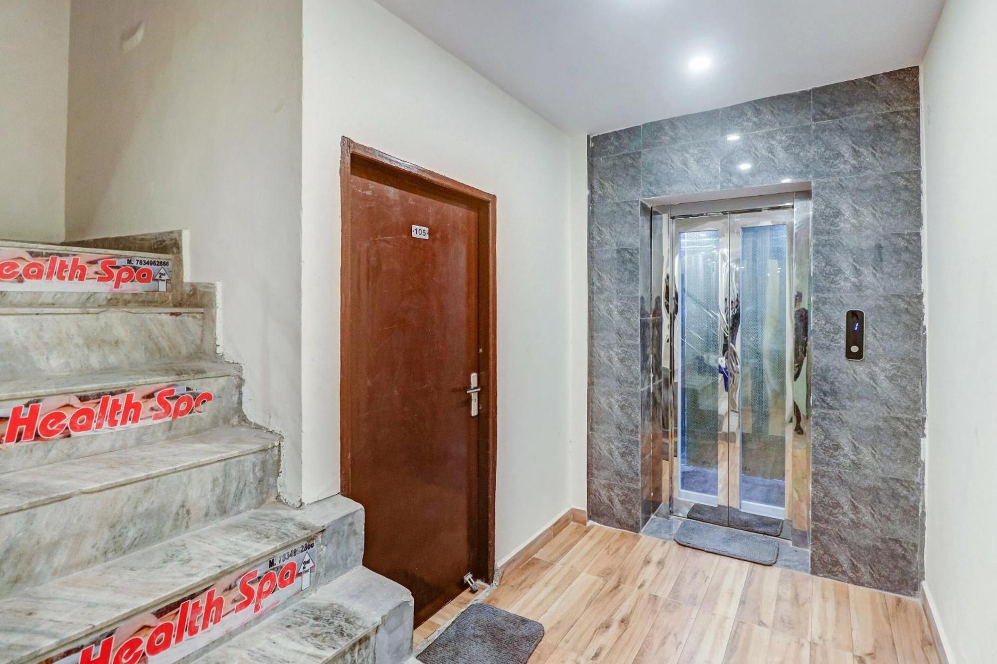 Super Capital O Moody Inn Делхи Екстериор снимка
