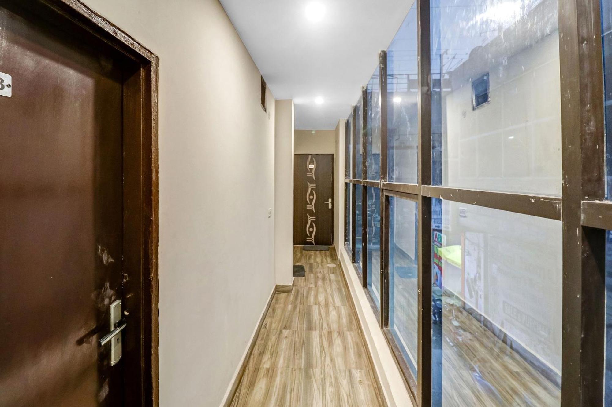 Super Capital O Moody Inn Делхи Екстериор снимка