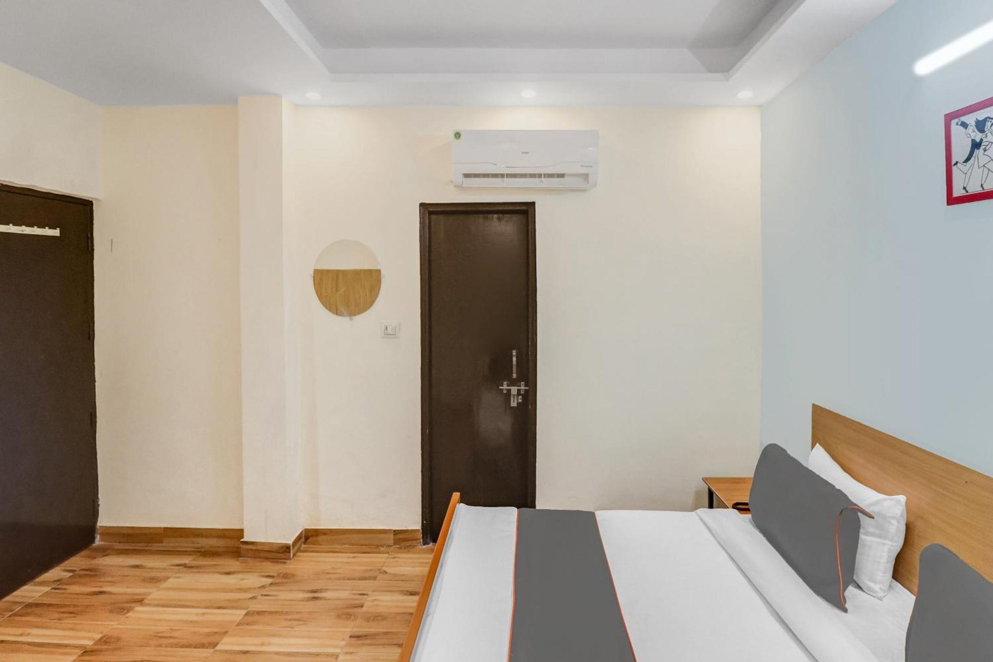 Super Capital O Moody Inn Делхи Екстериор снимка